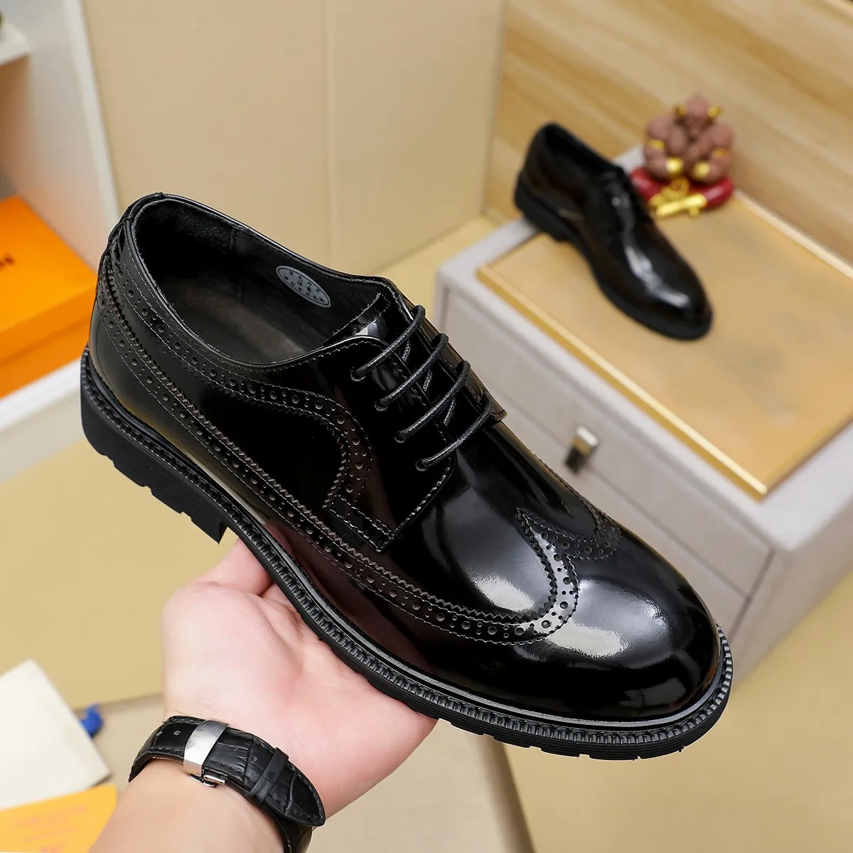 Men's shoes 💰620 💰 Louis Vuitton LV ® Autumn and Winter 🆕 models 🔛Full shoe counter First layer cowhide, 🐂leather lined casual shoes for men, super soft outsole, essential for driving. Counter synchronized original first layer cowhide completely 1:1 mold customization 🌹Top version, 2 colors available! Number: 38-45 (37.46. Customized)